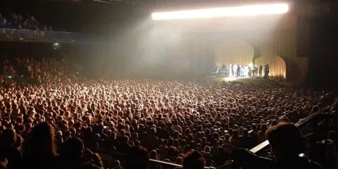 Intérieur de la salle de spectacle du Liberté à Rennes lors d'un concert