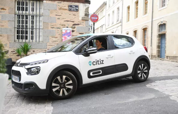 Un Véhicule Citiz Rennes Métropole dans une rue du vieux Rennes