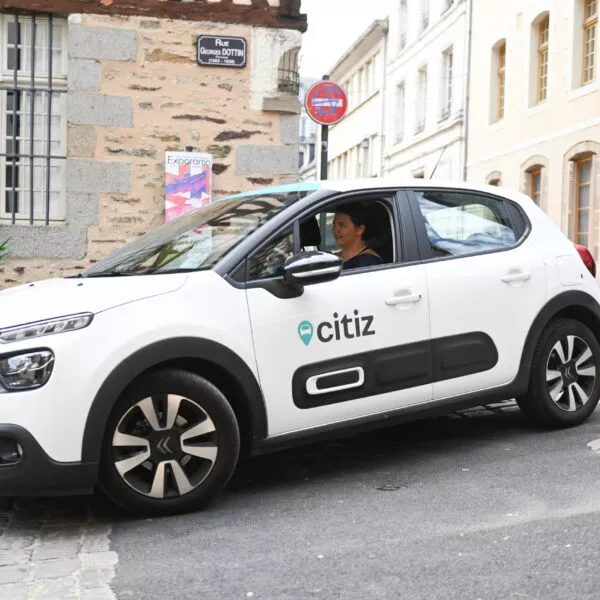 Un Véhicule Citiz Rennes Métropole dans une rue du vieux Rennes