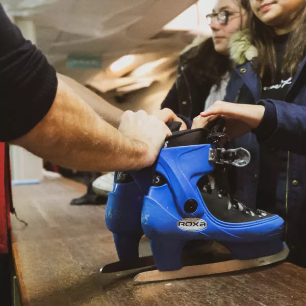 Distribution d'une paire de patin la banque à patins de la patinoire Le Blizz à Rennes