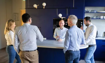 Plusieurs collaborateurs de Citédia échangeant lors d'une pause café.