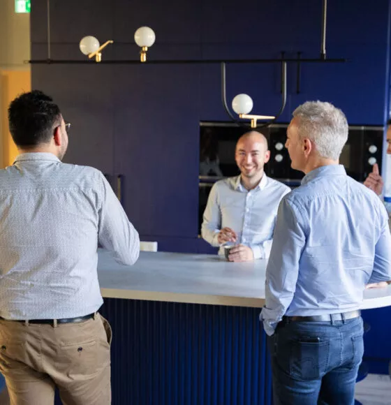 Plusieurs collaborateurs de Citédia échangeant lors d'une pause café.