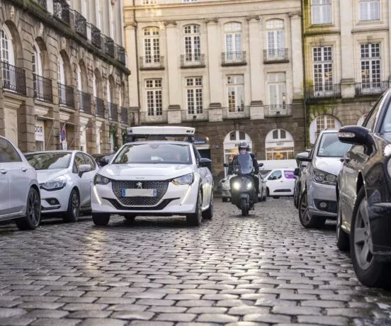 Véhicule LAPI passant dans une rue de Rennes