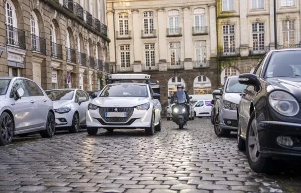 Véhicule LAPI passant dans une rue de Rennes